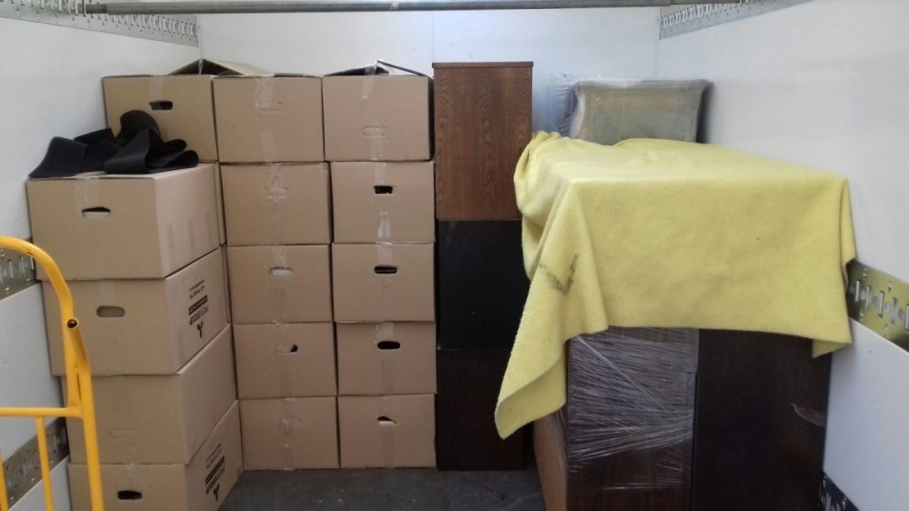 knihy a krabice při stěhování
